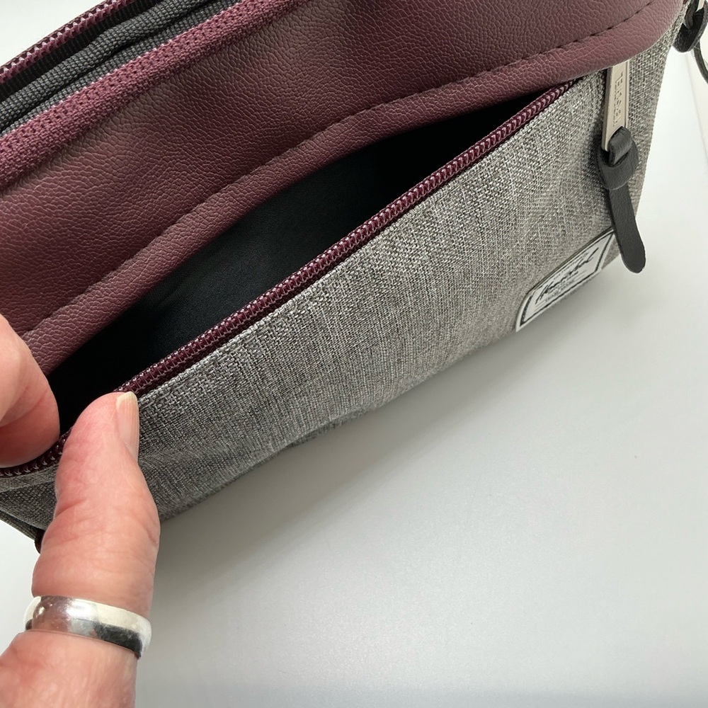 Herschel (Virgin Atlantic) Toiletry or Electronics Pouch Gray/Maroon Padded BX21 - Picture 5 of 5